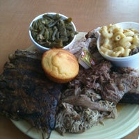รูปภาพถ่ายที่ Selma&amp;#39;s Texas Barbecue โดย Michael T. เมื่อ 8/23/2011