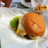 Foto tirada no(a) Sure Thing Burger por Cleo S. em 8/24/2012