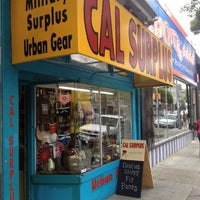 รูปภาพถ่ายที่ California Surplus โดย Jeremy M. เมื่อ 6/21/2012