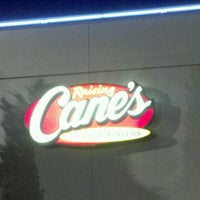 รูปภาพถ่ายที่ Raising Cane&amp;#39;s Chicken Fingers โดย Rob C. เมื่อ 6/8/2012