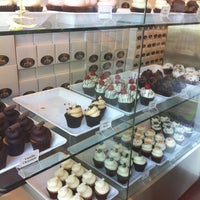 Photo taken at Treat Cupcakes by Mannasyle C. on 3/26/2012
