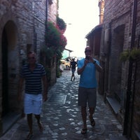 Foto diambil di Castello Della Porta, Frontone oleh Eric L. pada 8/19/2012