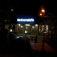 รูปภาพถ่ายที่ McDonald&amp;#39;s โดย Mike G. เมื่อ 2/1/2012