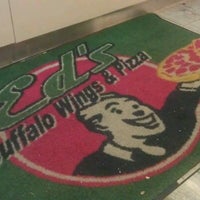 Photo taken at Ed&amp;#39;s Buffalo Wings &amp;amp; Pizza by Firoze R. on 1/3/2012