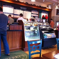 Photo prise au Greenberry&amp;#39;s Coffee &amp;amp; Tea par Owen P. le3/5/2011