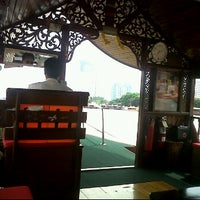 Photo taken at บนเรือโรงแรมมาริออท by NaiNice on 6/2/2011