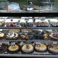 Foto tomada en Sweet Treats Bakery  por Marilee B. el 10/21/2011