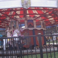 8/29/2011 tarihinde Toni C.ziyaretçi tarafından Inner Harbor Carousel'de çekilen fotoğraf