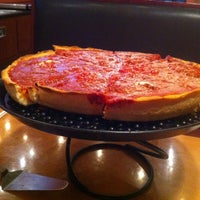 รูปภาพถ่ายที่ Rosati&amp;#39;s Pizza โดย Shane A. เมื่อ 6/30/2012