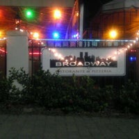 Foto tirada no(a) Broadway Ristorante &amp; Pizzeria por Lorin B. em 12/19/2011