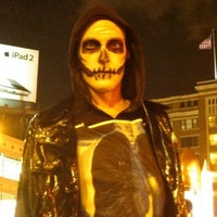 รูปภาพถ่ายที่ Halloween Day Parade 2011 โดย Jon W. เมื่อ 11/2/2011