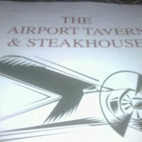 รูปภาพถ่ายที่ Airport Tavern &amp; Steakhouse โดย Chip F. เมื่อ 1/18/2012