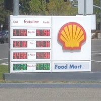 รูปภาพถ่ายที่ Shell โดย Jeff G. เมื่อ 4/14/2012