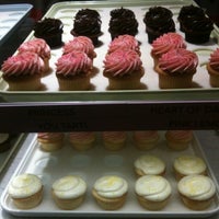 Foto diambil di Hello Cupcake oleh sacha J. pada 7/15/2012