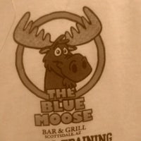 Foto tomada en The Blue Moose Bar and Grill  por Jarrett C. el 11/29/2011