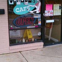 Foto tomada en Ginger&amp;#39;s Cafe  por Jeffrey B. el 2/21/2012
