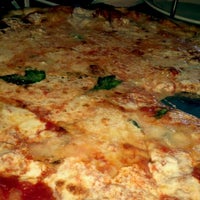 Das Foto wurde bei Europa Pizzeria von erica am 2/27/2012 aufgenommen