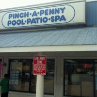 Das Foto wurde bei Pinch A Penny Pool Patio Spa von Steven /. am 3/31/2012 aufgenommen