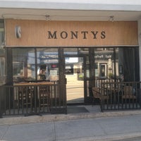 Photo prise au Montys Tapas Wine Bar par Randall H. le9/6/2012