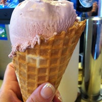 Photo taken at Shucker Muckers Ice Creamery by Chrissey on 8/14/2011