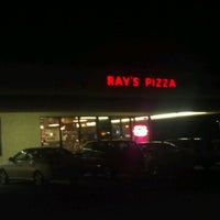 Foto tomada en Ray&amp;#39;s Pizza  por Jennifer B. el 12/17/2011