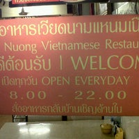 Снимок сделан в Nem Nuong Restaurant пользователем jayjay12255 c. 10/13/2011
