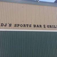 Foto tomada en DJ&amp;#39;s Sports Bar &amp;amp; Grill  por Don S. el 8/17/2012