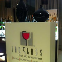 Das Foto wurde bei The Glass Bar &amp; Restaurant von Tham ⚽. am 3/1/2012 aufgenommen