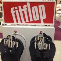 Photo taken at Fitflop by ชะเอมศรี ไ. on 3/7/2012