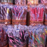 Foto tomada en Boyd&amp;#39;s Retro Candy Store  por Fern W. el 8/7/2012