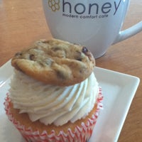8/18/2012 tarihinde Susie S.ziyaretçi tarafından Honey Cafe'de çekilen fotoğraf