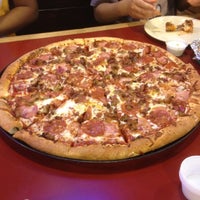 Foto scattata a DoubleDave&amp;#39;s Pizzaworks da Nate H. il 2/28/2012
