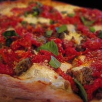 Foto diambil di Paulie&amp;#39;s Coal Fired Pizza oleh Kevin W. pada 9/8/2012