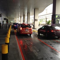 Photo taken at Marina Bay Sands Casino Taxi Stand by BJ Y. S. on 2/18/2012