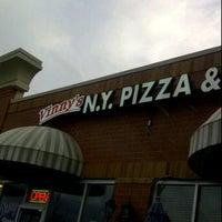 Foto scattata a Vinny&amp;#39;s New York Pizza &amp;amp; Grill da R H. il 3/3/2012