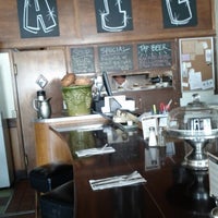 รูปภาพถ่ายที่ Modern Café โดย Louise D. เมื่อ 7/27/2012