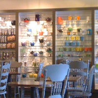 7/22/2012 tarihinde Lynnette C.ziyaretçi tarafından Tea and Coffee Exchange'de çekilen fotoğraf