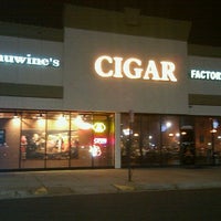 Das Foto wurde bei Jenuwine Cigar Lounge von Doug C. am 2/15/2012 aufgenommen
