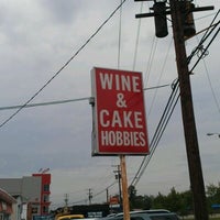 Foto tomada en Wine and Cake Hobbies, Inc  por Ty W. el 5/5/2012