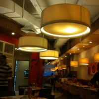 Photo taken at Pizza Hut by Ferudun on 6/30/2012