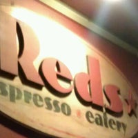 Foto tirada no(a) Redz &amp;#39;n&amp;#39; Greenz Cafe por Bradford B. em 7/7/2012