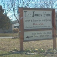 Foto tirada no(a) Jesse James Farm and Museum por Emily D. em 12/29/2011