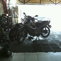 Photo taken at Hidup Baru Motor by Wisnu yudianto H. on 7/29/2012
