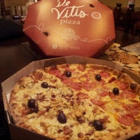 รูปภาพถ่ายที่ De Vitis Pizza โดย Thiago W. เมื่อ 7/29/2012