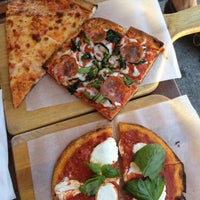 Das Foto wurde bei Pizza By La Grolla von Catherine F. am 9/9/2012 aufgenommen