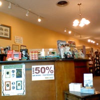 Photo prise au Destinations Booksellers par Randy S. le10/20/2011