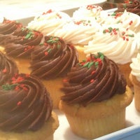 Photo taken at Hello Cupcake by Harvey a. on 12/18/2011