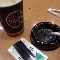Photo taken at タリーズコーヒー (TULLY&amp;#39;S COFFEE) ガーデンウォーク幕張店 by せきずん on 2/17/2012