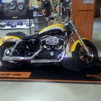 รูปภาพถ่ายที่ Smokin&amp;#39; Harley-Davidson โดย Brandi S. เมื่อ 11/19/2011