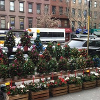 Снимок сделан в Harlem Florist Loft пользователем Vincent M. 12/20/2011